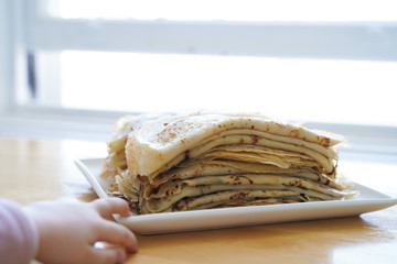 main d'enfant et crêpes