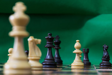 Scacchi fotografati su una scacchiera