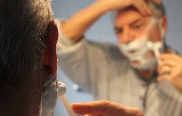 Uomo che si fa la barba in relax	- quarantena