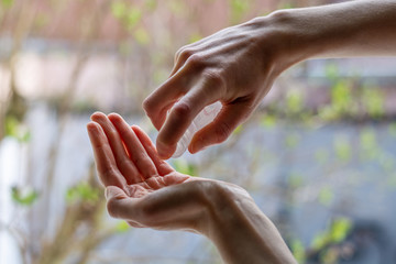 Disinfecting the hands with disinfection gel