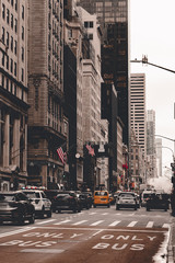 New York City straten van Manhattan. Het leven in de grote stad in de staat New York. Manhattan straten vol met mensen en gele taxi. Drukke wijkstraten. Wolkenkrabber gebouwen. Historische gebouwen.
