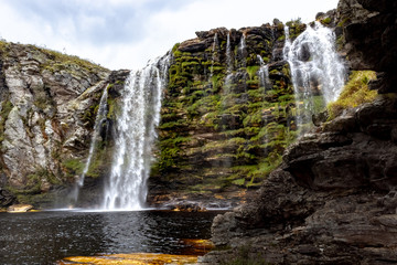 Obraz premium Bicame waterfall and lake with rust-colored waters, Lapinha da Serra, Santana do Riacho, Minas Gerais, Brazil