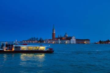 Fototapeta premium Cityscape of Venice Italy at night