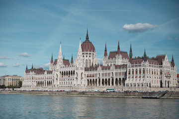 Obraz premium Budapest Parliament Building in the afternoon against a clear blue sky