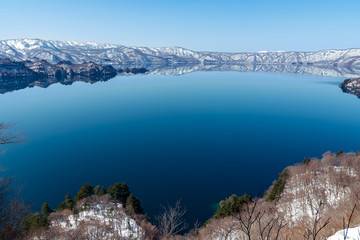 【青森県十和田湖】初春の十和田湖：瞰湖台から眺める十和田湖は開放的な大パノラマ