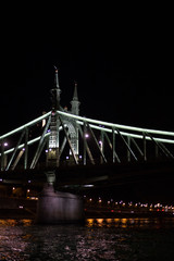 Obraz premium Nineteenth Century Old Metalic Green Freedom European Bridge in Budapest