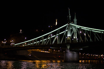 Obraz premium Nineteenth Century Old Metalic Green Freedom European Bridge in Budapest