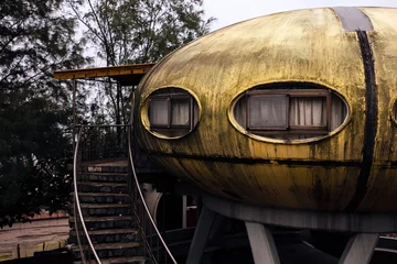 Gordijnen Verlaten UFO-huis in Taiwan © James/Wirestock
