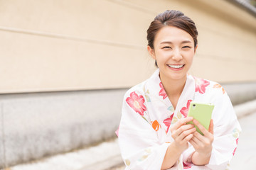 浴衣を着た女性　スマホ