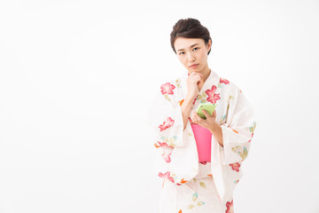 浴衣を着た女性　スマホ　考える