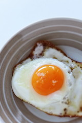 seasoning salt on sunny side up fried egg