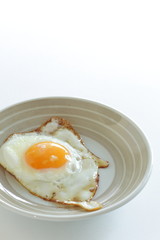 seasoning salt on sunny side up fried egg