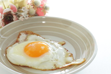 seasoning salt on sunny side up fried egg