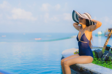 Obraz premium Portrait beautiful young asian woman relax around swimming pool in hotel resort