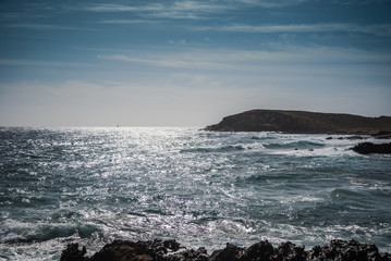 Obraz premium waves crashing on rocks