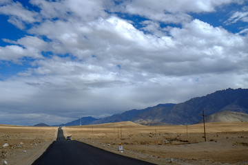 インドのラダック地方から陸の孤島と言われるザンスカールまでバイクでツーリングした時の風景　ラマユル
