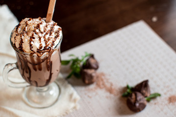 MIlkshake de chocolate decorado con flores y cacao