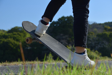 スケートボードをする男の子の足元
