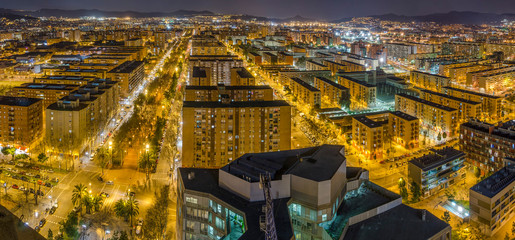 Paisaje urbano de la ciudad de Barcelona de noche desde un lugar elevado.