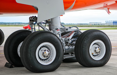Fototapeta na wymiar Airbus A330 main landing gear