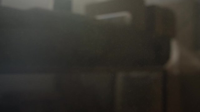 Staub rieselt in Nebliger Werkstatt