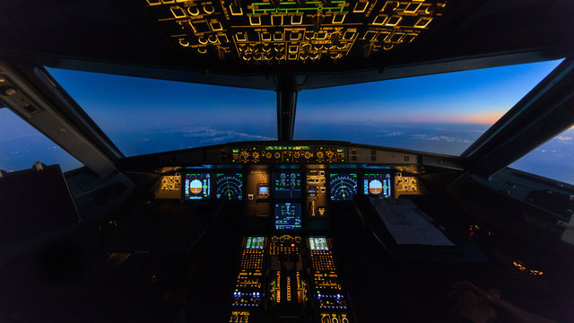 Sunset in the flightdeck of the Airbus A320