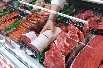 Rayon boucherie dans un supermarché, vente de roti de boeuf, viande rouge