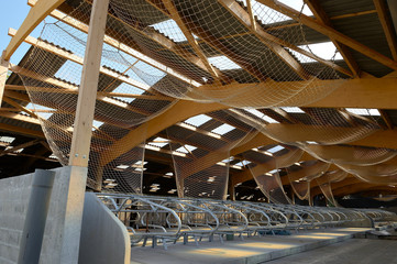 Construction d'un batiment agricole à ossature bois. Filets de protection contre les chutes de toit