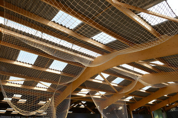 Construction d'un batiment agricole à ossature bois. Filets de protection contre les chutes de toit