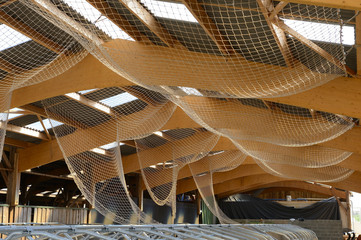 Construction d'un batiment agricole à ossature bois. Filets de protection contre les chutes de toit