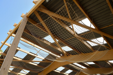 Construction d'un batiment agricole à ossature bois. Filets de protection contre les chutes de toit