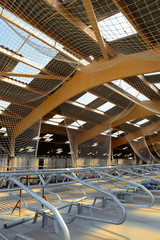 Construction d'un batiment agricole à ossature bois. Filets de protection contre les chutes de toit. Stabulation, logettes en acier zingué