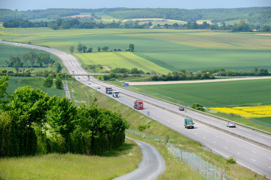 Autoroute A28 traversant le pays de Bray...Champs d'orge, escourgeon et bl&eacute;...Chemin d'acc&egrave;s aux champs en bordure, servitude