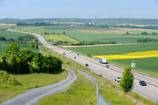 Autoroute A28 traversant le pays de Bray...Champs d'orge, escourgeon et bl&eacute;...Chemin d'acc&egrave;s aux champs en bordure, servitude