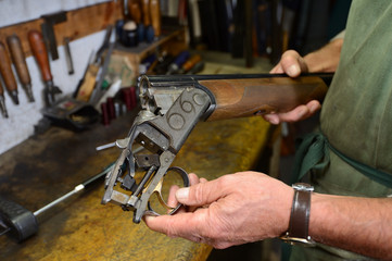 Armurerie traditionnelle, réparation et révision d'un fusil de chasse