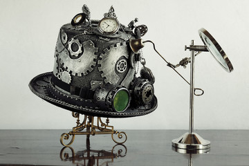 Cappello con ingranaggi e orologi