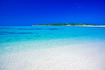 Fototapeta na wymiar 沖縄のエメラルドグリーンの海