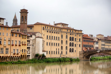 Fototapeta na wymiar Historic buildings along the banks of the Arno river