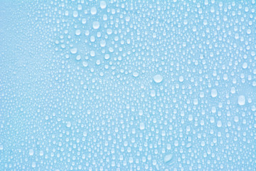 Structural glass with small water droplets