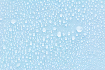 Structural glass with small water droplets