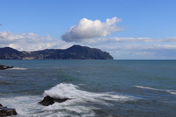 Bellissima nuvola sul promontorio di Punta Chiappa vista da Genova Nervi