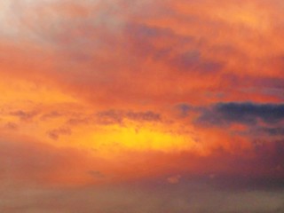 Rot orangener Wolkenhimmel
