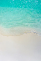 Paysage marin d& 39 été belles vagues, eau de mer bleue en journée ensoleillée. Vue de dessus depuis un drone. Vue aérienne de la mer, fond de nature tropicale incroyable. Belle mer lumineuse avec des vagues éclaboussant et concept de sable de plage