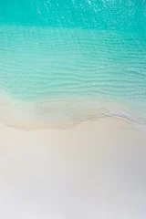 Photo sur Plexiglas Corail vert Paysage marin d& 39 été belles vagues, eau de mer bleue en journée ensoleillée. Vue de dessus depuis un drone. Vue aérienne de la mer, fond de nature tropicale incroyable. Belle mer lumineuse avec des vagues éclaboussant et concept de sable de plage