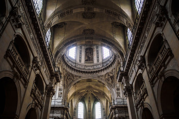 Obraz premium Huge nave of the Saint Paul church - Paris, France
