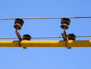 Gas main pipe used as an electrical support