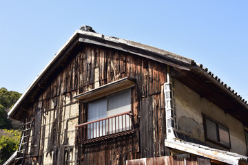 日本の岡山県倉敷市下津井の古くて美しい建物