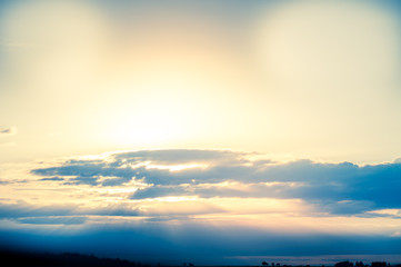 Naklejka premium Wolken im Sonnenlicht gehüllt