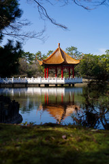 伊丹市・緑ヶ丘公園の賞月亭のある下池の風景