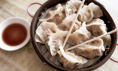 People eat Chinese manti with soy